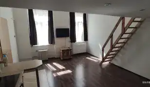 RITKA LEHETŐSÉG A VI. KERÜLET KERESETT RÉSZÉN – NAPFÉNYES, GALÉRIÁS LAKÁS