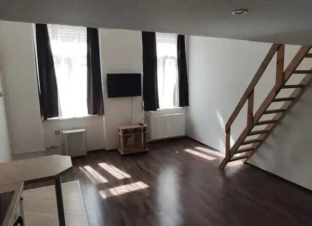 RITKA LEHETŐSÉG A VI. KERÜLET KERESETT RÉSZÉN – NAPFÉNYES, GALÉRIÁS LAKÁS