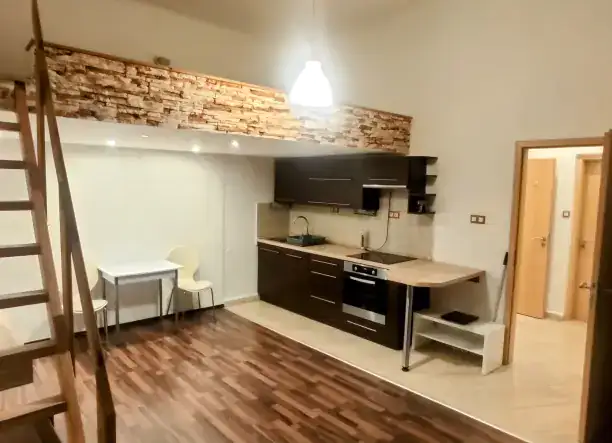 RITKA LEHETŐSÉG A VI. KERÜLET KERESETT RÉSZÉN – NAPFÉNYES, GALÉRIÁS LAKÁS