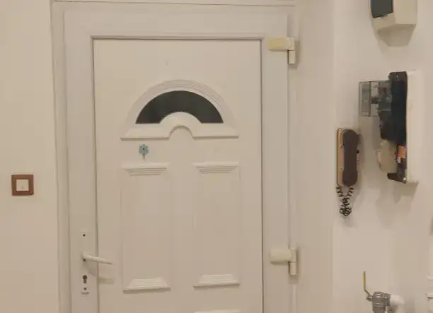 RITKA LEHETŐSÉG A VI. KERÜLET KERESETT RÉSZÉN – NAPFÉNYES, GALÉRIÁS LAKÁS