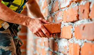 Falazás, vakolás, betonozás – Tapasztalt kőműves csapattal!