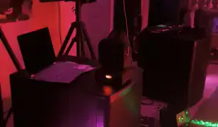 Zenei szolgáltatás egy jó bulihoz.