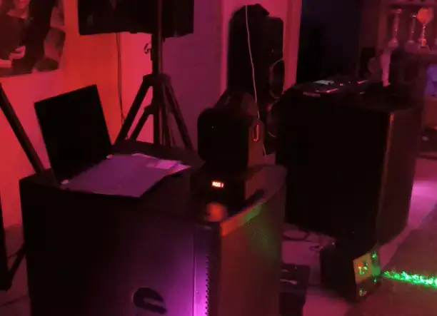 Zenei szolgáltatás egy jó bulihoz.