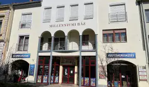 Eladó 79m2 belvárosi lakás felújított társasházban Pápán