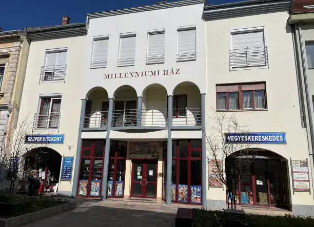 Eladó 79m2 belvárosi lakás felújított társasházban Pápán