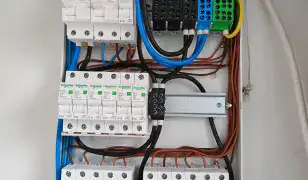 Villanyszerelés – megbízható kivitelezés gyors határidővel! ⚡