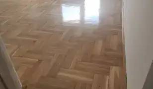 Parketta csiszolás lakkozás hézagolva és 3-szor lakkozva