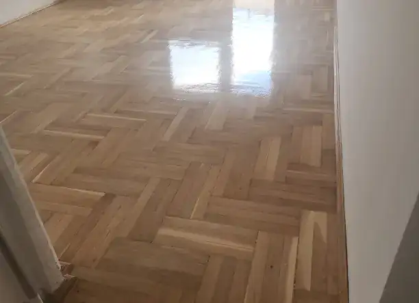 Parketta csiszolás lakkozás hézagolva és 3-szor lakkozva