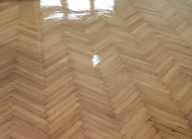 Parketta csiszolás lakkozás hézagolva és 3-szor lakkozva