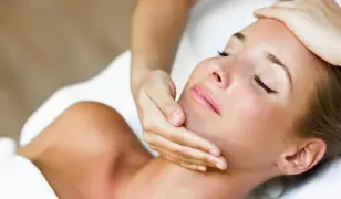 Anti-aging ránctalanító arcmasszázs Debrecenben a barbara Masszázstól