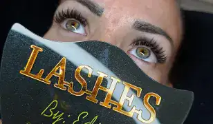 Varázslatos tekintet – egyedi műszempilla építés Edinával