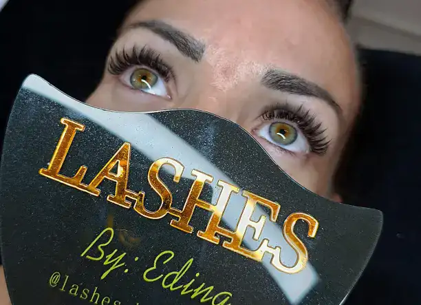 Varázslatos tekintet – egyedi műszempilla építés Edinával