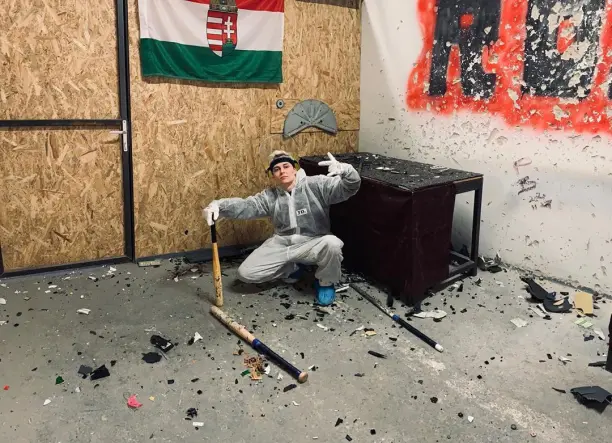 Stresszlevezető dühöngő szoba/autózúzás 1-12+ fő részére! Nem bírod a feszkót? Törj és zúzz büntetlenül!