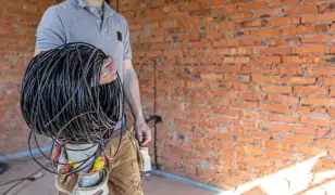 Villanyszerelő és segéd munkatársakat keresünk!