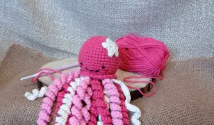 Rózsaszín horgolt amigurumi polip