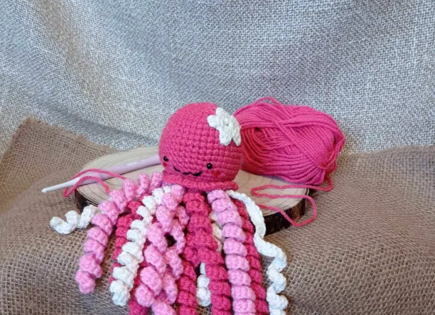 Rózsaszín horgolt amigurumi polip